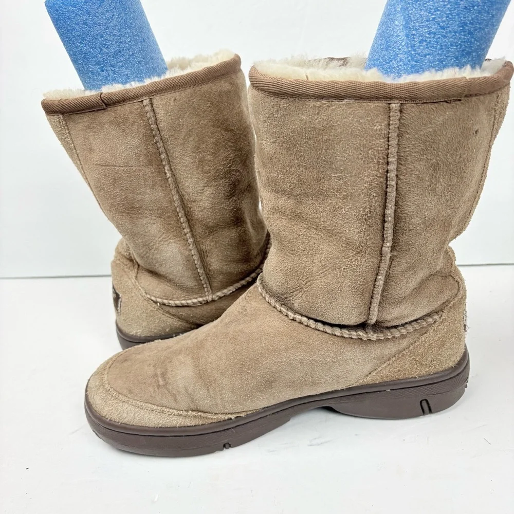 Ugg Tan Brown Short Sheepskin Winter Snow Boots Rubber Bottom Women’s size 8